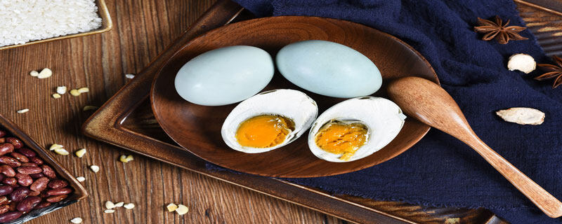 烤鸭蛋和咸鸭蛋的区别有哪些 鸭蛋和咸鸭蛋有什么区别