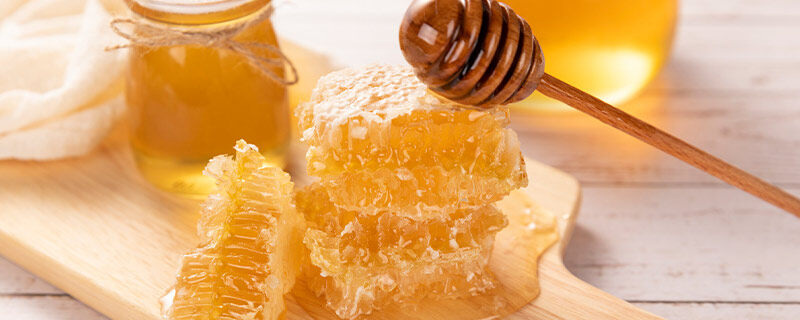 黑蜂蜜与普通蜂蜜区别有哪些 黑蜂蜜和白蜂蜜的区别