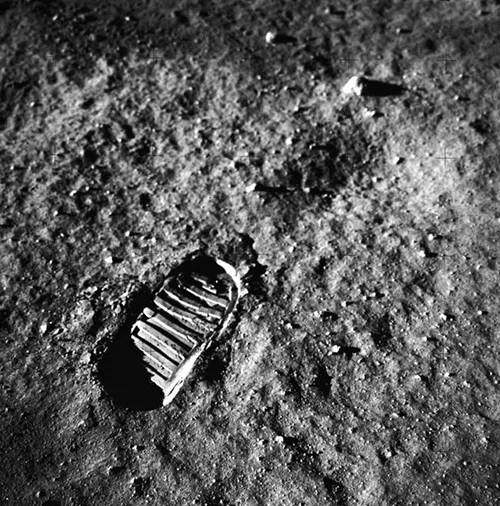 人类留在月球上的脚印还在吗