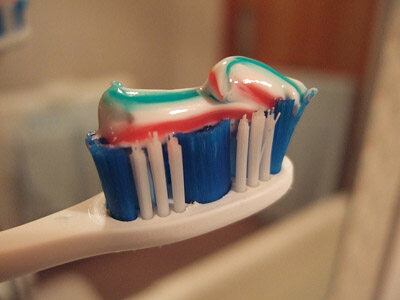 为什么彩条牙膏挤出的颜色不会乱