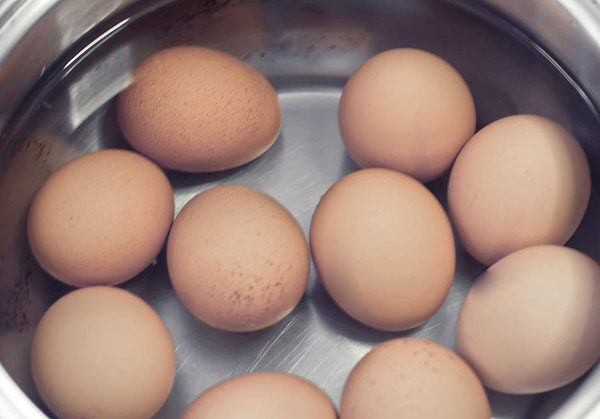 为什么刚煮熟的鸡蛋在冷水中浸泡后较容易剥壳