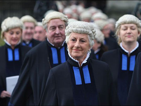 为何英国的法官和律师要佩戴假发