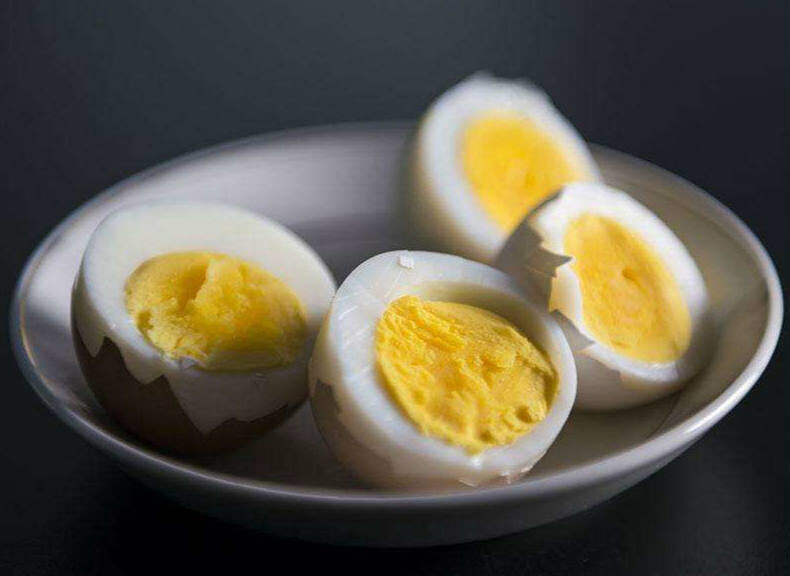 煮鸡蛋时蛋黄表面为何会出现灰绿色