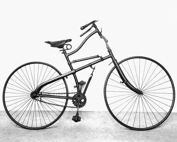 为什么自行车的齿轮和链条总在右边