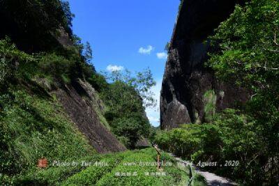 巴尔鲁克山原始森林公园风景区