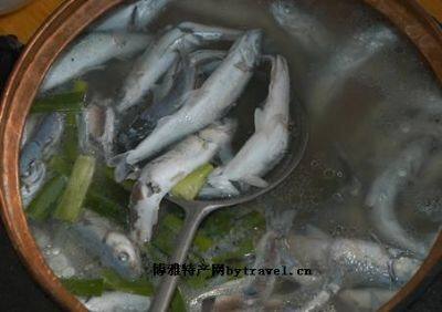 铜锅煮鱼